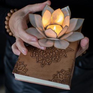 deze lotus theelichthouder is parelmoerkleurig en gemaakt van Capiz schelpen