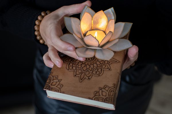 deze lotus theelichthouder is parelmoerkleurig en gemaakt van Capiz schelpen