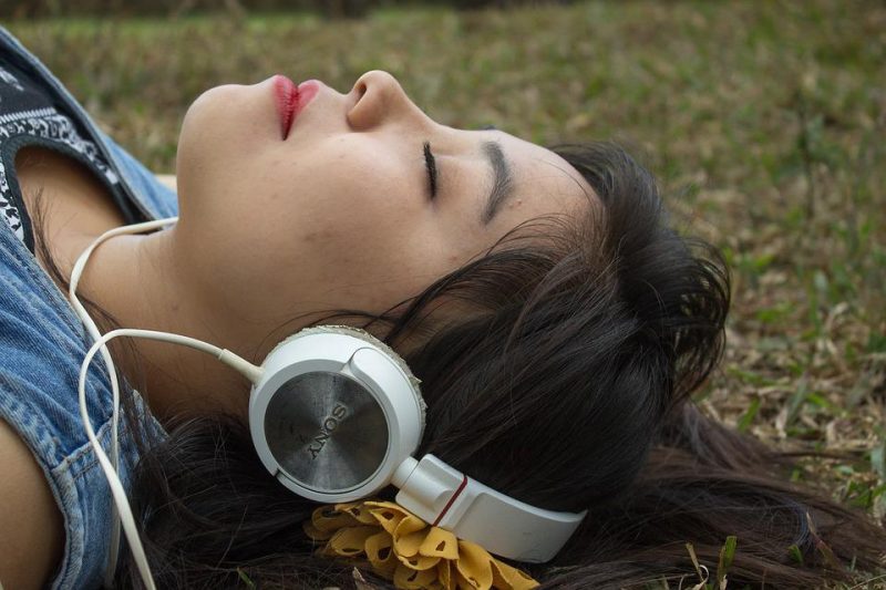 muziek natuur meisje in het gras luisteren