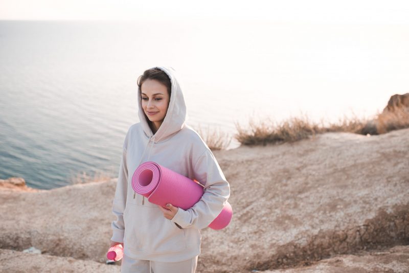 duurzame hoodie sweater met lucky logo vrouw yoga mat