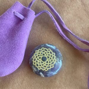 Kroon chakra Amethist krachtsteen in leren zakje
