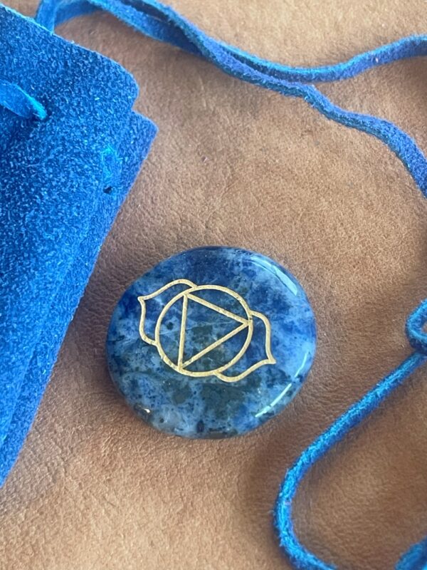 Derde oog chakra Sodaliet krachtsteen in leren zakje