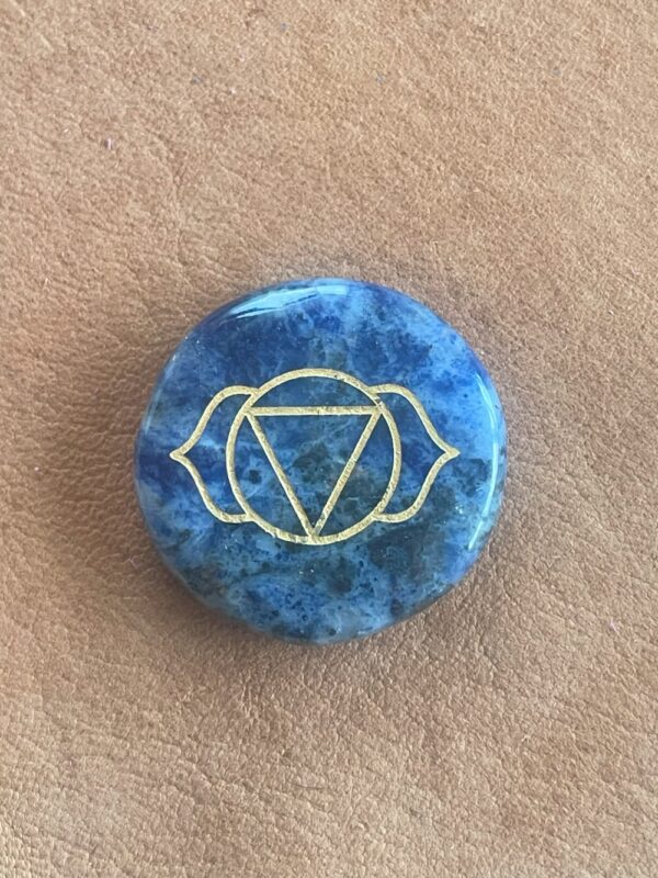 Derde oog chakra Sodaliet krachtsteen in leren zakje - Afbeelding 3