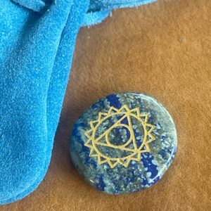 Keel chakra krachtsteen Lapis Lazulli in leren zakje
