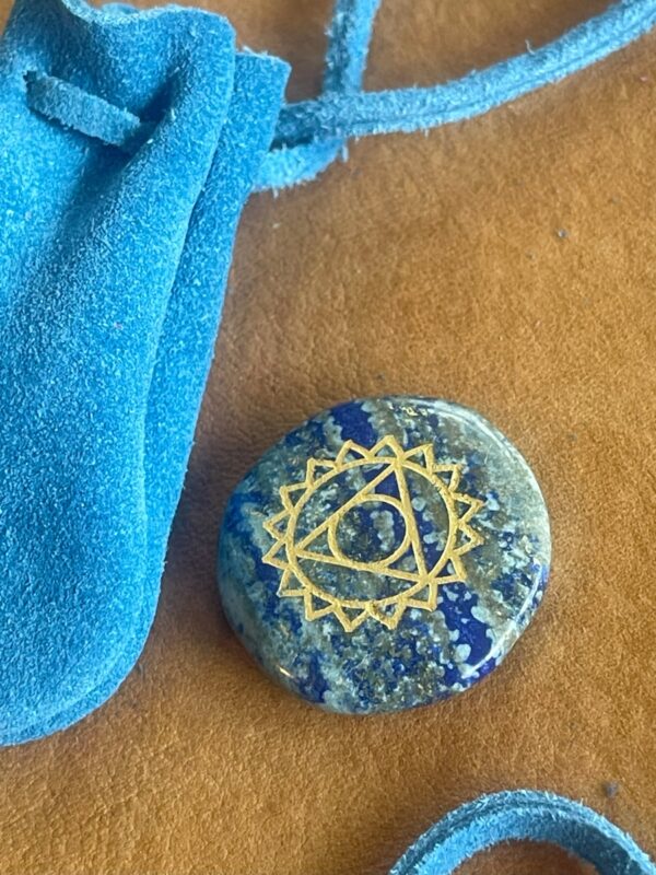 Keel chakra krachtsteen Lapis Lazulli in leren zakje