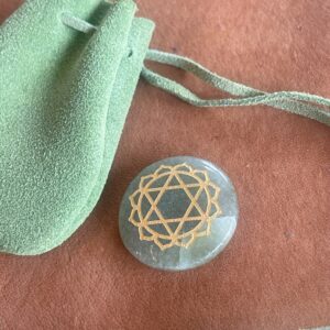 Hart chakra krachtsteen Aventurijn in leren zakje