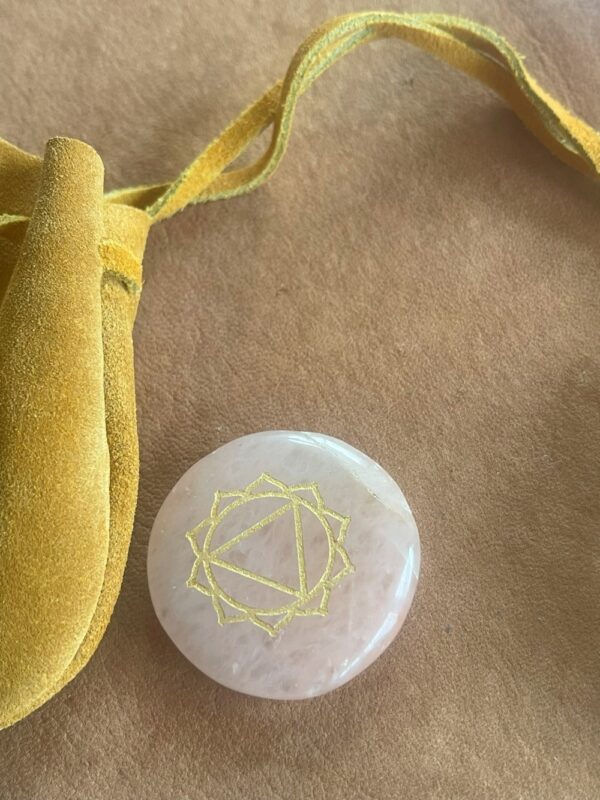 Solar plexus chakra krachtsteen goudkwarts in leren zakje - Afbeelding 2