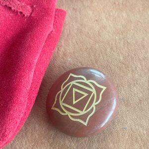 Wortel chakra krachtsteen rode jaspis in leren zakje