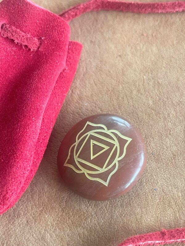 Wortel chakra krachtsteen rode jaspis in leren zakje